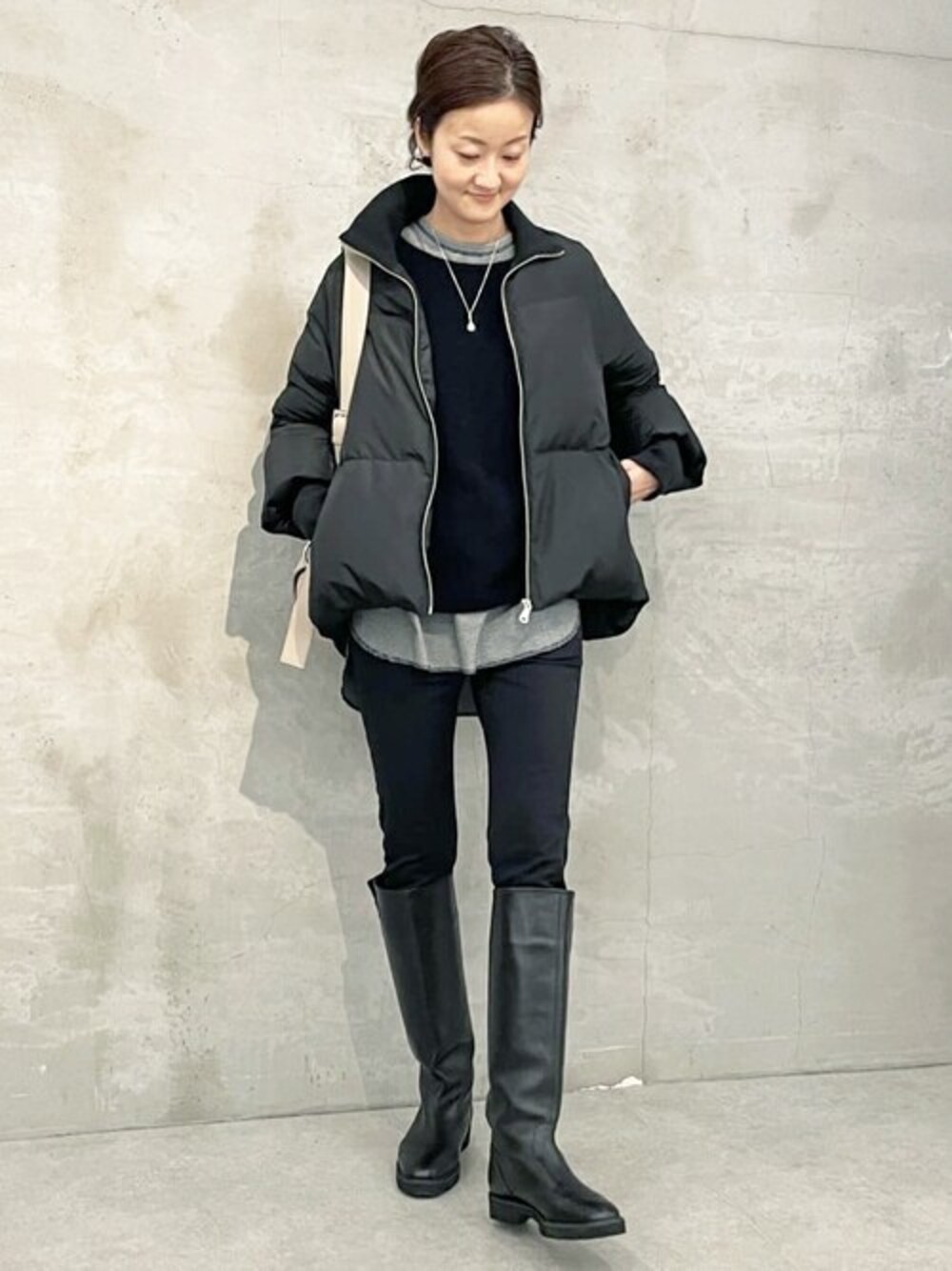 ブラック系のダウンジャケット/コート、ブラック系のその他パンツ、シルバー系のネックレスを着用したレディースの秋コーディネートの1枚目の写真