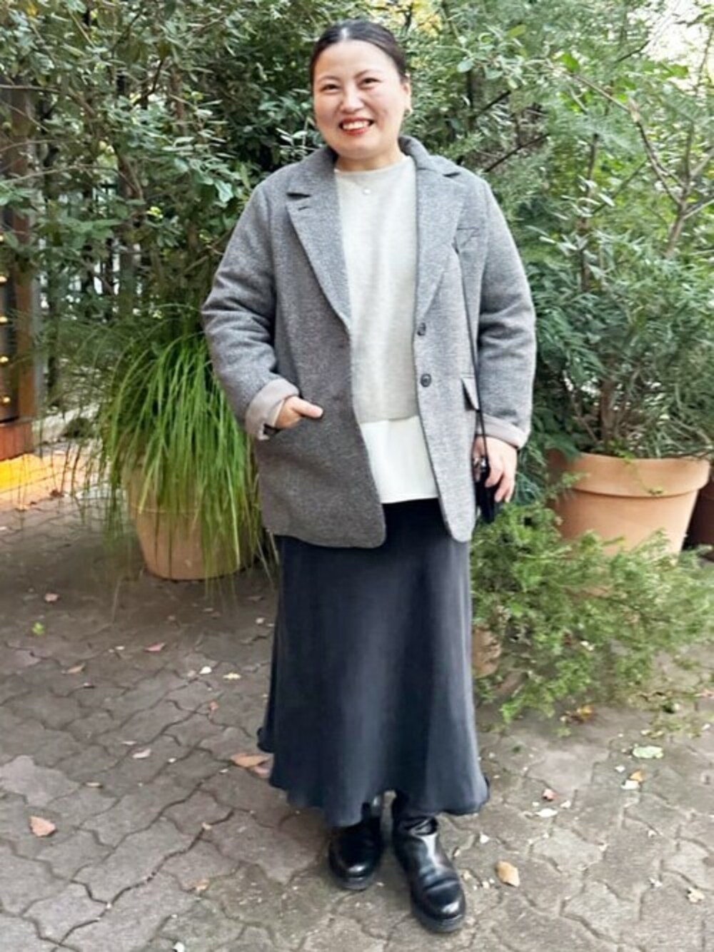 グレー系のその他アウター、ホワイト系のTシャツ/カットソー、グレー系のカーディガン/ボレロを着用したレディースの秋コーディネートの1枚目の写真