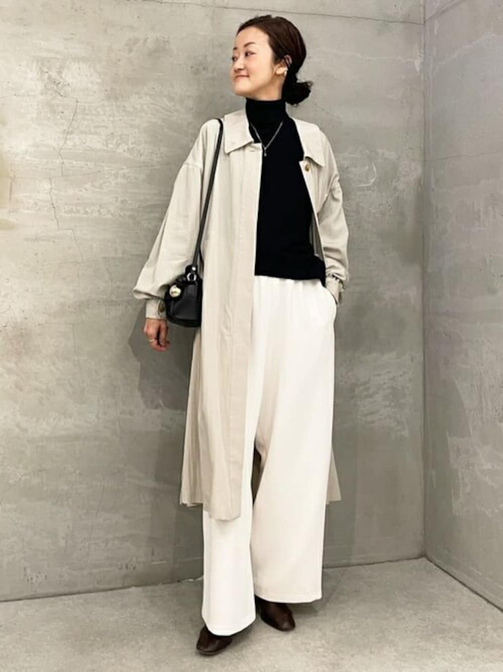 ベージュ系のその他アウター、ブルー系のニット/セーター、ホワイト系のその他パンツを着用したレディースの冬コーディネートの1枚目の写真