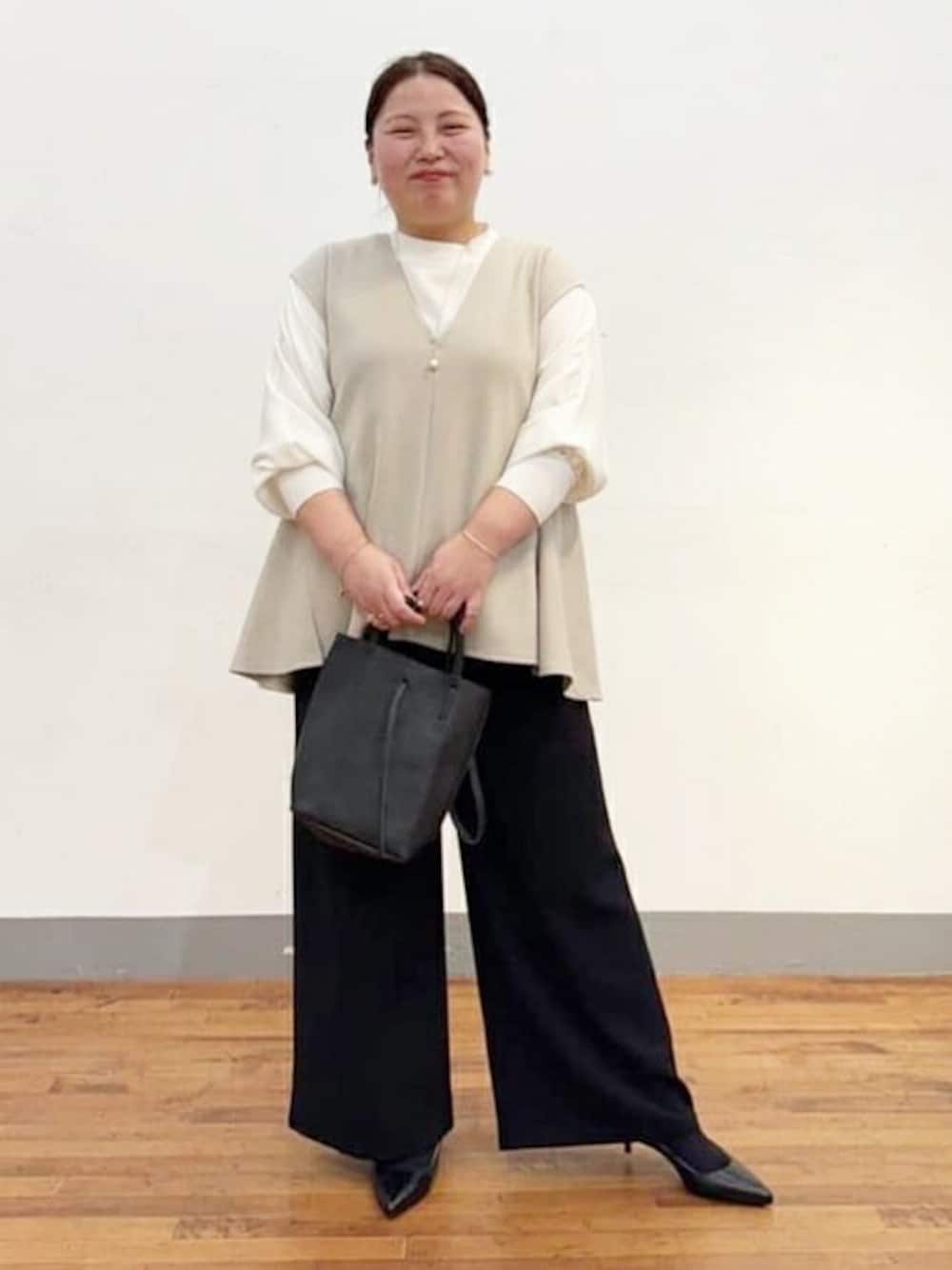 ホワイト系のシャツ/ブラウス、グレー系のシャツ/ブラウス、ブラック系のトートバッグを着用したレディースの冬コーディネートの1枚目の写真