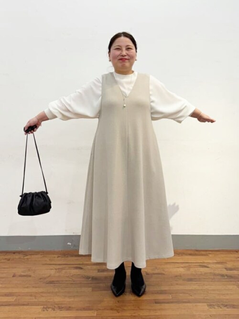 ホワイト系のシャツ/ブラウス、グレー系のワンピース、ブラック系のトートバッグを着用したレディースの冬コーディネートの1枚目の写真