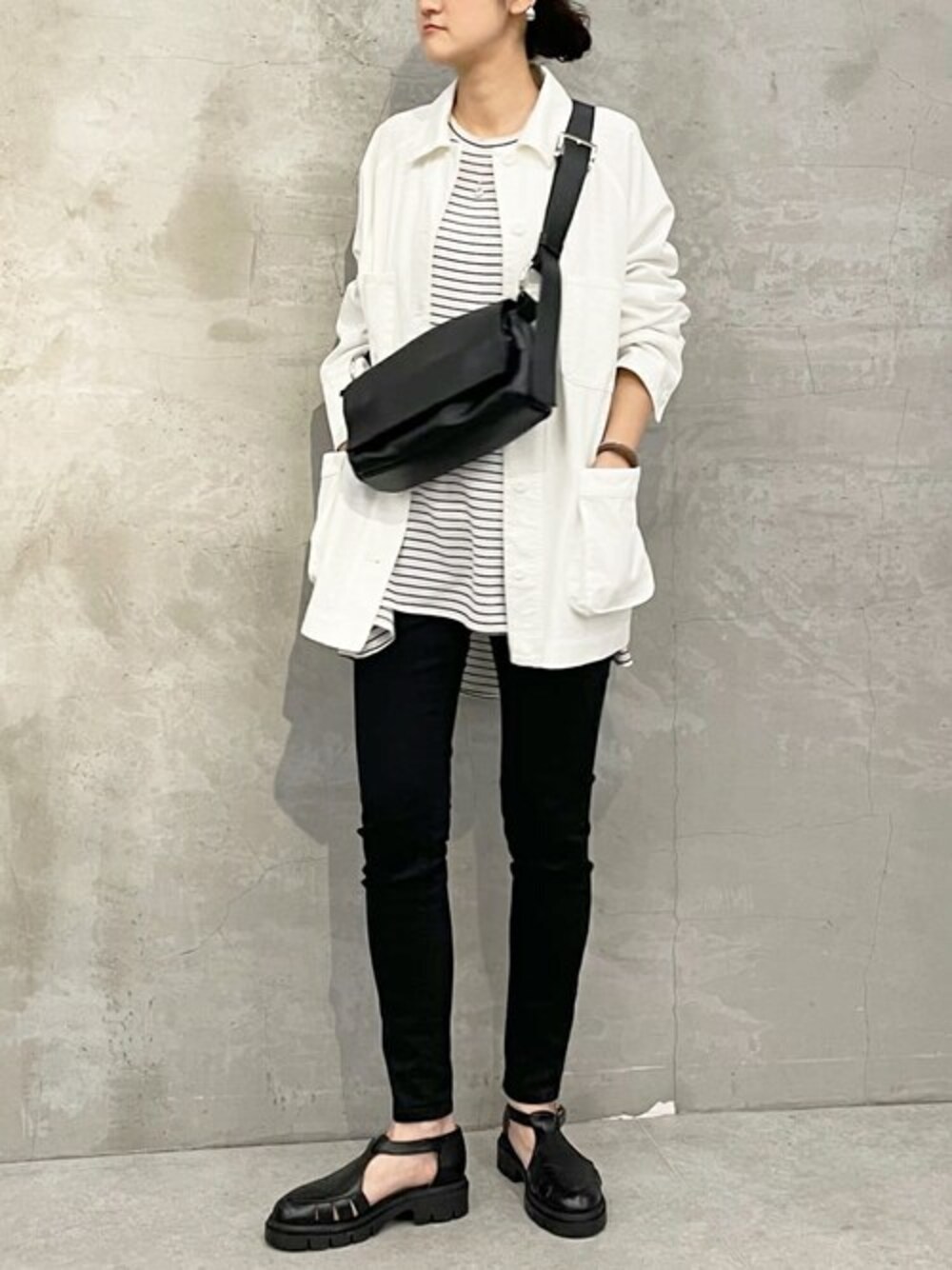 ホワイト系のその他アウター、ホワイト系のシャツ/ブラウス、ブラック系のその他パンツを着用したレディースの冬コーディネートの1枚目の写真