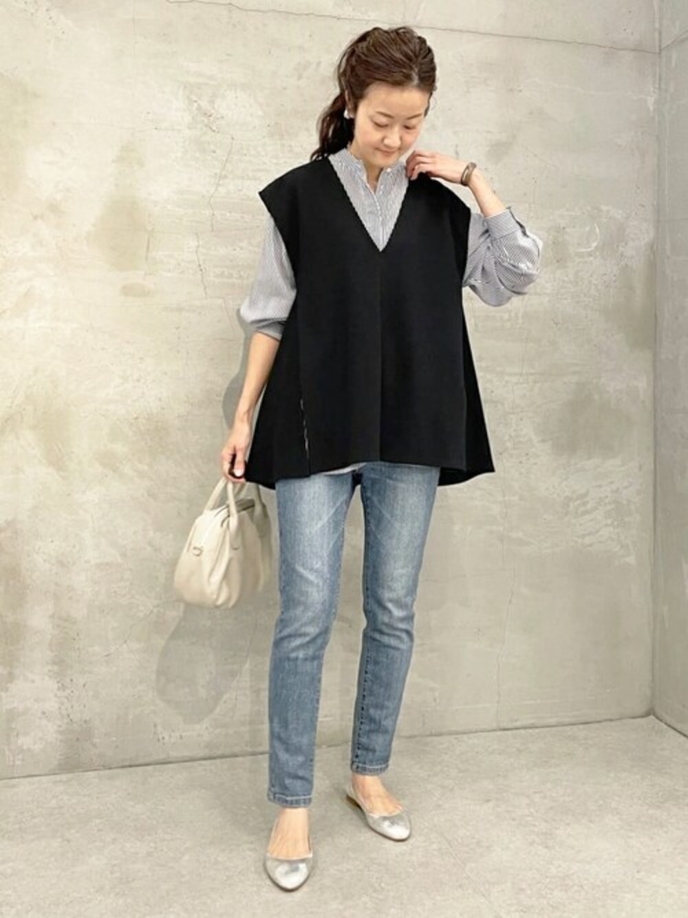 ブルー系のシャツ/ブラウス、ブラック系のシャツ/ブラウス、ブルー系のデニムパンツを着用したレディースの冬コーディネートの1枚目の写真