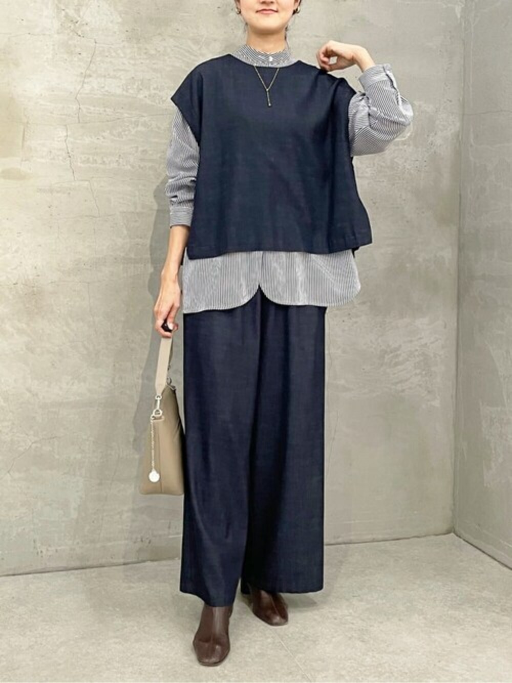 ブルー系のベスト、ブルー系のシャツ/ブラウス、ブルー系のその他パンツを着用したレディースの冬コーディネートの1枚目の写真