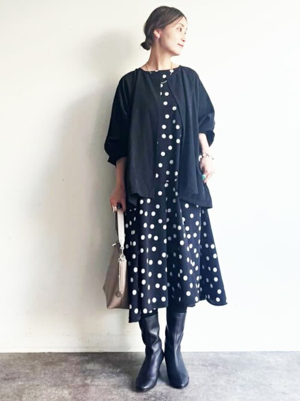 ブラック系のブルゾン、ブラック系のワンピースを着用したレディースの冬コーディネートの1枚目の写真