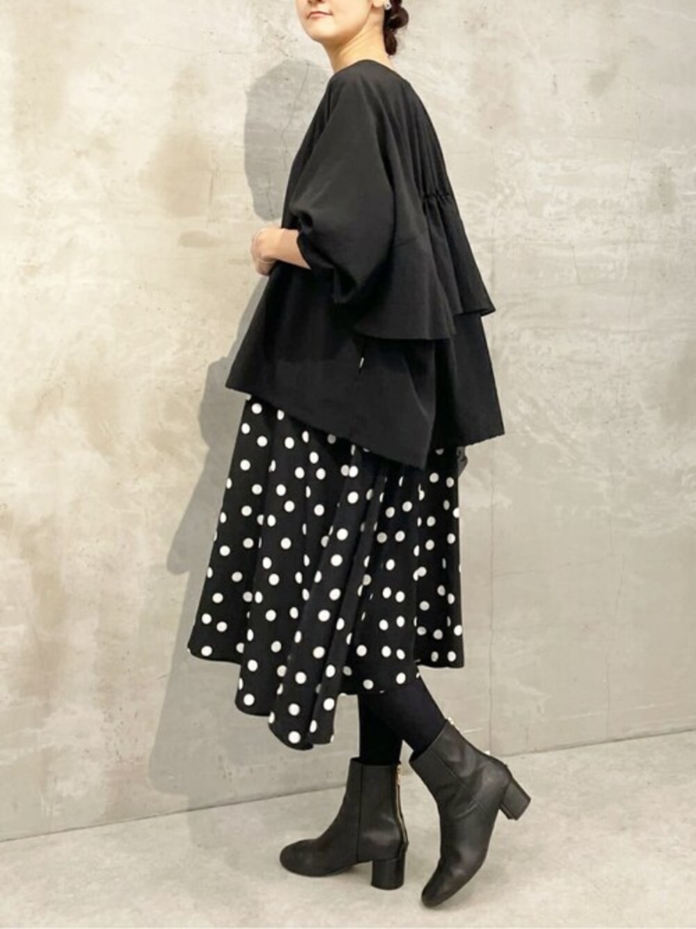 ブラック系のブルゾン、ブラック系のワンピースを着用したレディースの冬コーディネートの1枚目の写真