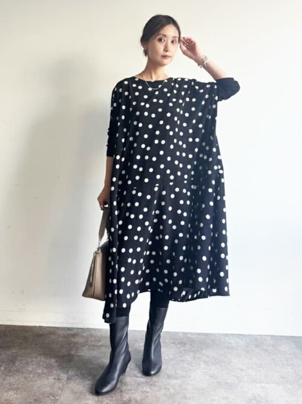 「ゆったり、体型カバー、ビアズリー、BEARDSLEY」｜「BEARDSLEYのドットミディワンピース（ワンピース、ブラック系）」を使った、BEARDSLEYさん（レディース・158cm）の冬コーディネートの1枚目の写真