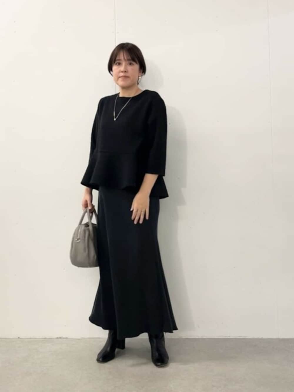 「BEARDSLEY、ビアズリー裾フレアーツイードカットソー、ビアズリーラウンドミニボストンバック」｜「BEARDSLEYのラウンドミニボストンバック（ショルダーバッグ、グレー系）」を使った、BEARDSLEYさん（レディース・160cm）の冬コーディネートの1枚目の写真