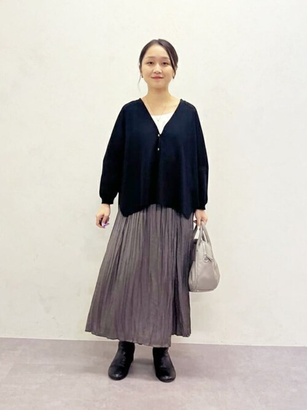 ブラック系のカーディガン/ボレロ、ホワイト系のタンクトップ、グレー系のその他パンツを着用したレディースの冬コーディネートの1枚目の写真