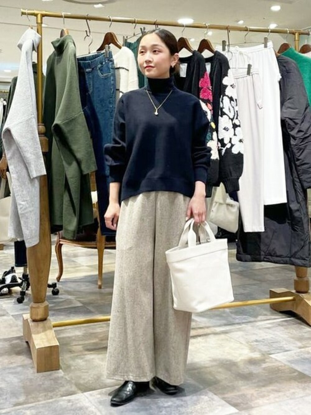 ブルー系のニット/セーター、ベージュ系のその他パンツ、シルバー系のネックレスを着用したレディースの冬コーディネートの1枚目の写真