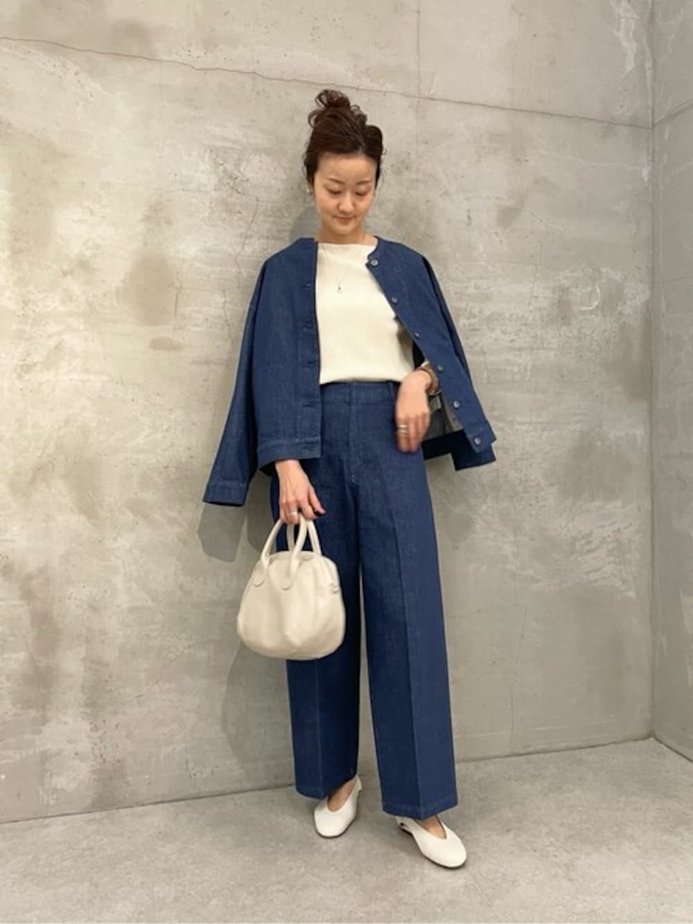 「ショルダーバッグ、BEARDSLEY、ラウンドミニボストンバッグ、BEARDSLEYラウンドミニボストン、BEARDSLEYデニム」｜「BEARDSLEYのノイルシルクボートネックプルオーバー（ニット/セーター、ホワイト系）」を使った、BEARDSLEYさん（レディース・166cm）の冬コーディネートの1枚目の写真