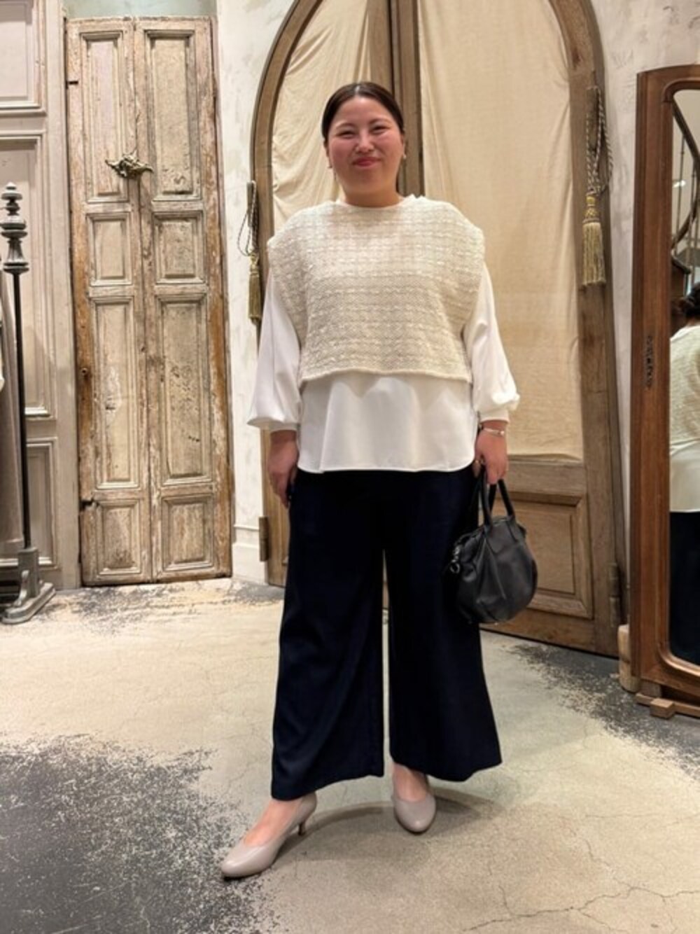 ホワイト系のTシャツ/カットソー、ブルー系のその他パンツ、ブラック系のショルダーバッグを着用したレディースの冬コーディネートの1枚目の写真