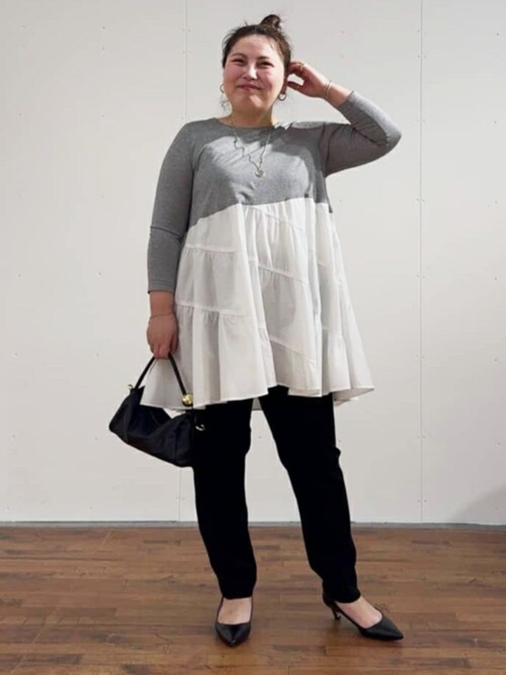 グレー系のシャツ/ブラウス、ブラック系のその他パンツ、ブラック系のショルダーバッグを着用したレディースの冬コーディネートの1枚目の写真