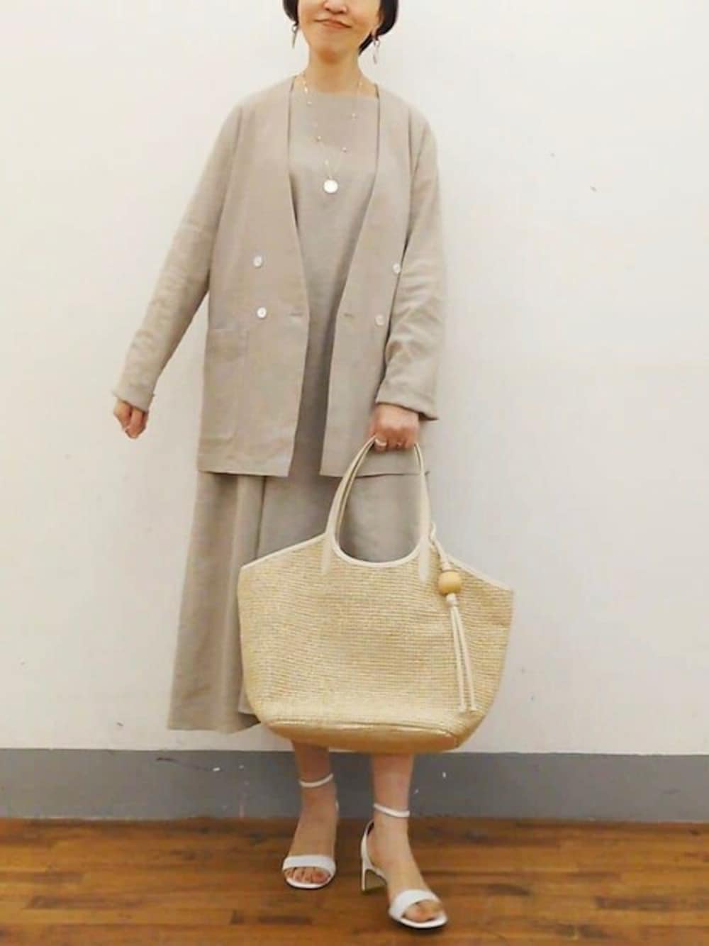 「ゆったり、体型カバー、ビアズリー、BEARDSLEY」｜「BEARDSLEYの《russet×BEARDSLEY》カゴトートバッグ（トートバッグ、ホワイト系）」を使った、BEARDSLEYさん（レディース・164cm）の春コーディネートの1枚目の写真