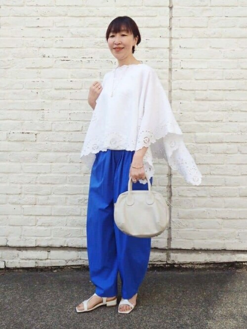 ホワイト系のシャツ/ブラウス、ブルー系のその他パンツ、グレー系のショルダーバッグを着用したレディースの春コーディネートの1枚目の写真
