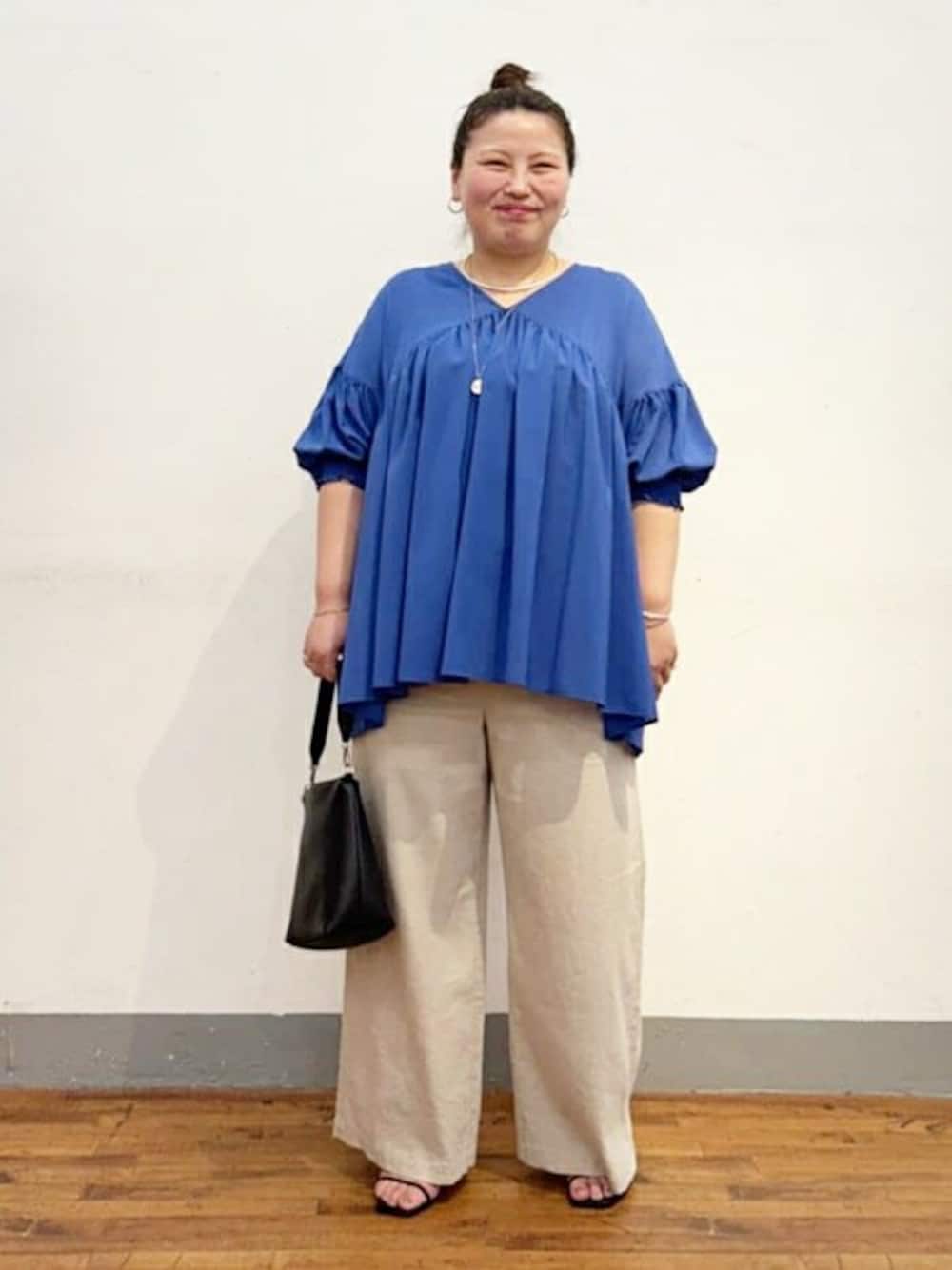 ブルー系のシャツ/ブラウス、ベージュ系のその他パンツを着用したレディースの春コーディネートの1枚目の写真