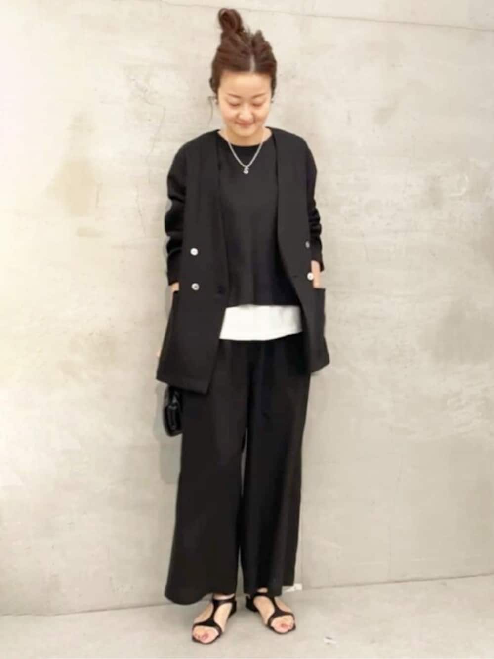 「ゆったり、体型カバー、ビアズリー、BEARDSLEY」｜「BEARDSLEYのリネンショートベスト（シャツ/ブラウス、ブラック系）」を使った、BEARDSLEYさん（レディース・166cm）の春コーディネートの1枚目の写真