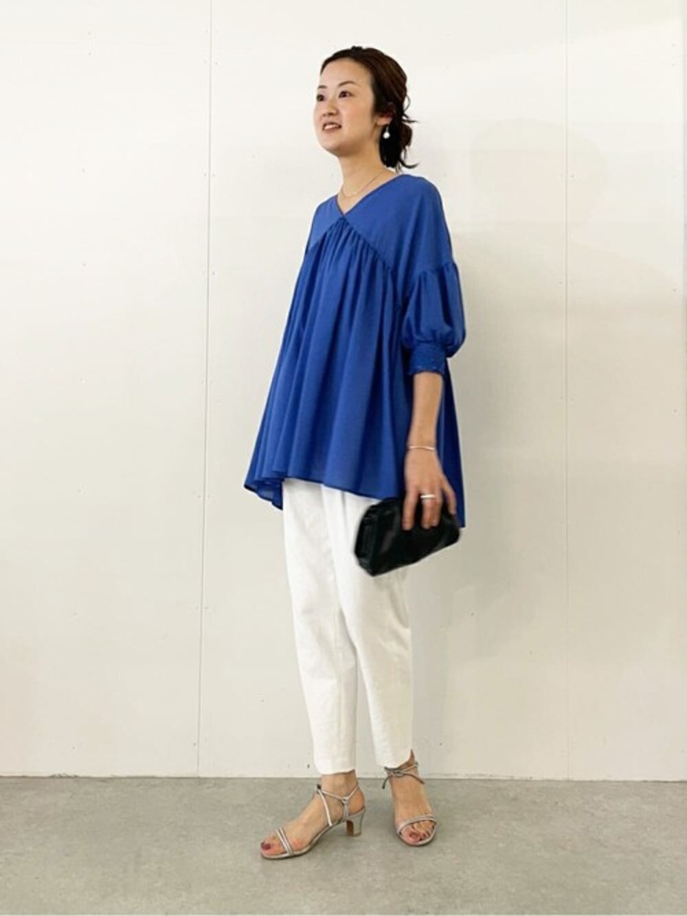 ブルー系のシャツ/ブラウス、ホワイト系のその他パンツ、ブラック系のトートバッグを着用したレディースの春コーディネートの1枚目の写真