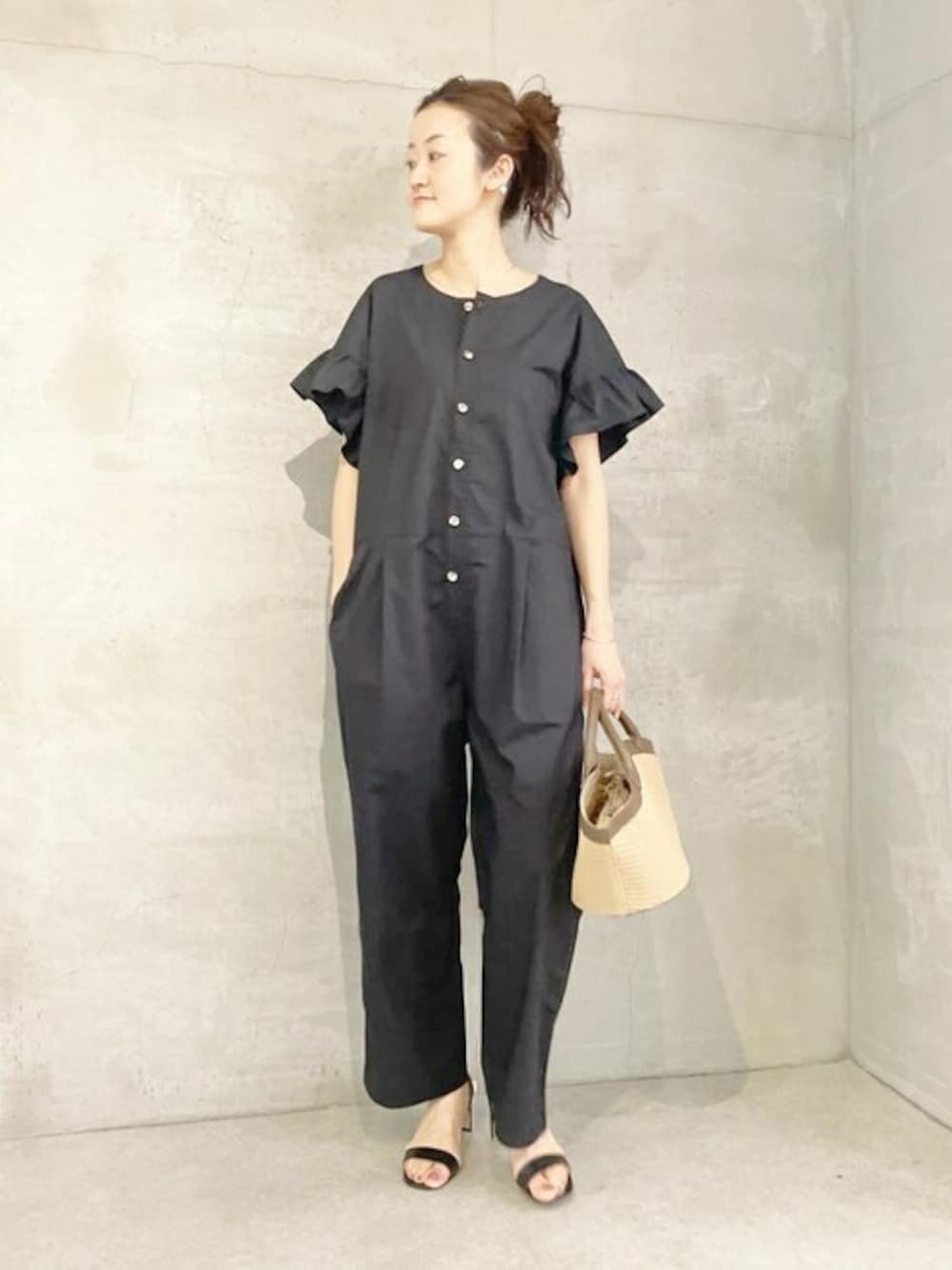 「ゆったり、体型カバー、ビアズリー、BEARDSLEY」｜「BEARDSLEYのフリルスリーブサロペット（つなぎ/オールインワン、ブラック系）」を使った、BEARDSLEYさん（レディース・166cm）の春コーディネートの1枚目の写真