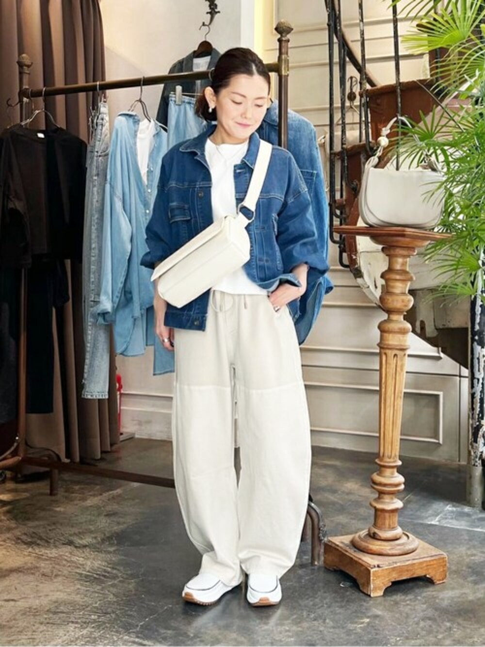 「ゆったり、体型カバー、ビアズリー、BEARDSLEY」｜「BEARDSLEYの《FRIPIER》袖パフGジャン（デニムジャケット、ブルー系）」を使った、BEARDSLEYさん（レディース・156cm）の春コーディネートの1枚目の写真