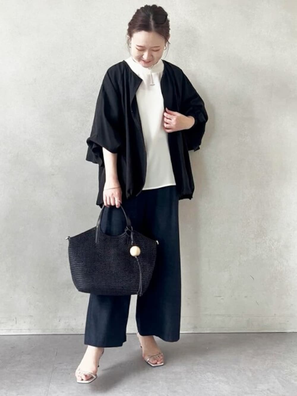 「ゆったり、体型カバー、ビアズリー、BEARDSLEY」｜「BEARDSLEYの後ろフリル羽織（ブルゾン、ブラック系）」を使った、BEARDSLEYさん（レディース・153cm）の春コーディネートの1枚目の写真