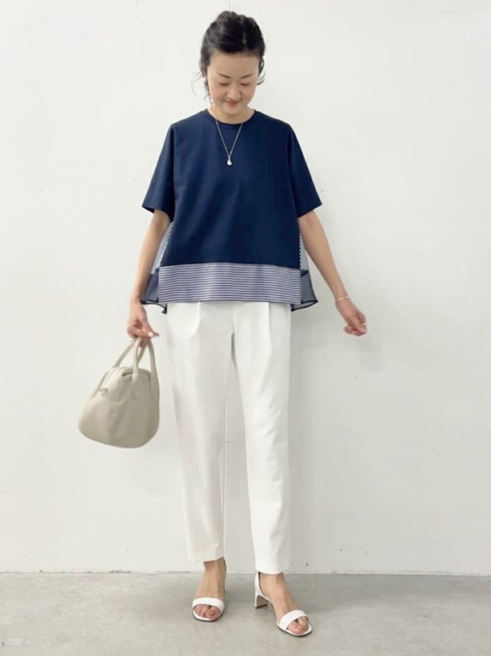 ブルー系のTシャツ/カットソー、ホワイト系のその他パンツ、グレー系のショルダーバッグを着用したレディースの春コーディネートの1枚目の写真