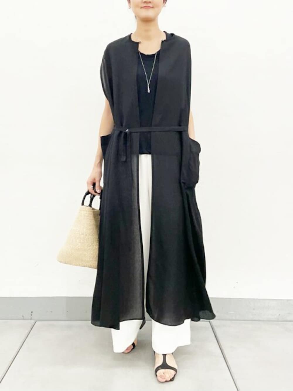 「ゆったり、体型カバー、ビアズリー、BEARDSLEY」｜「BEARDSLEYのシアーロングジレ（ベスト、ブラック系）」を使った、BEARDSLEYさん（レディース・166cm）の春コーディネートの1枚目の写真