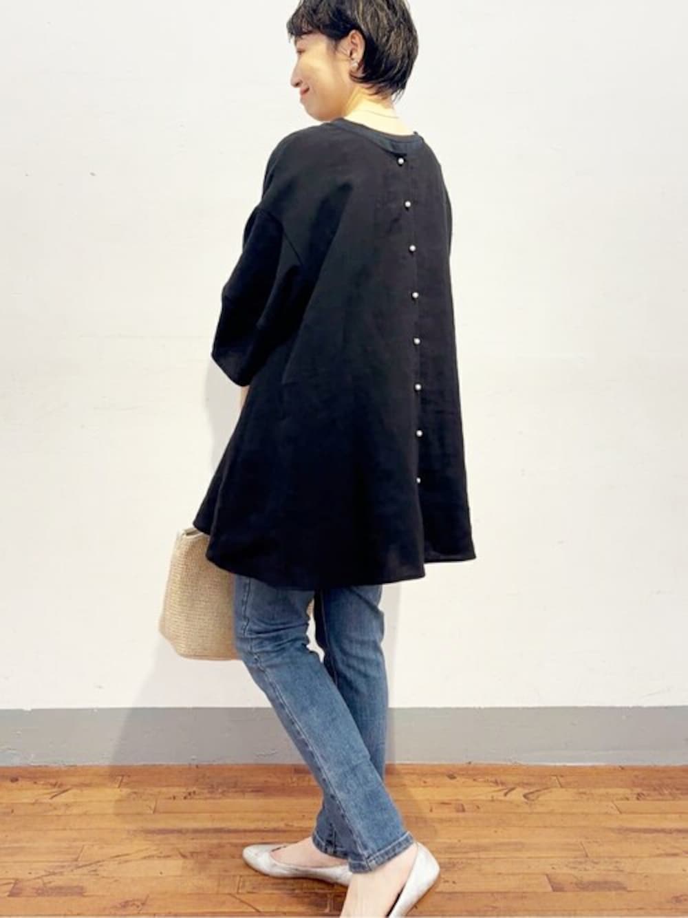 ブラック系のシャツ/ブラウス、グレー系のシャツ/ブラウス、ブルー系のデニムパンツを着用したレディースの春コーディネートの1枚目の写真