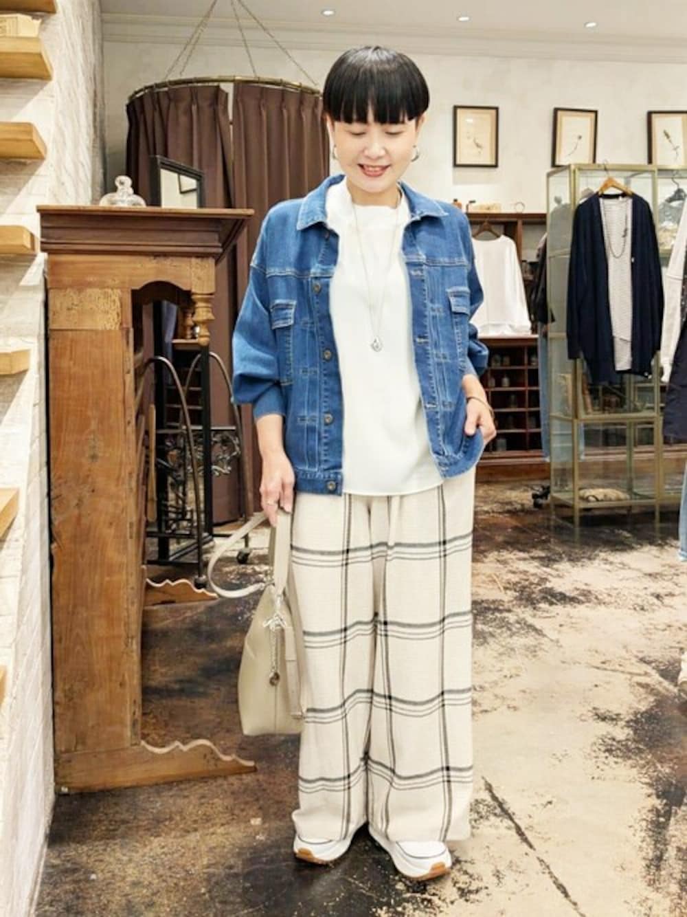 ブルー系のデニムジャケット、ホワイト系のシャツ/ブラウス、ホワイト系のその他パンツを着用したレディースの春コーディネートの1枚目の写真