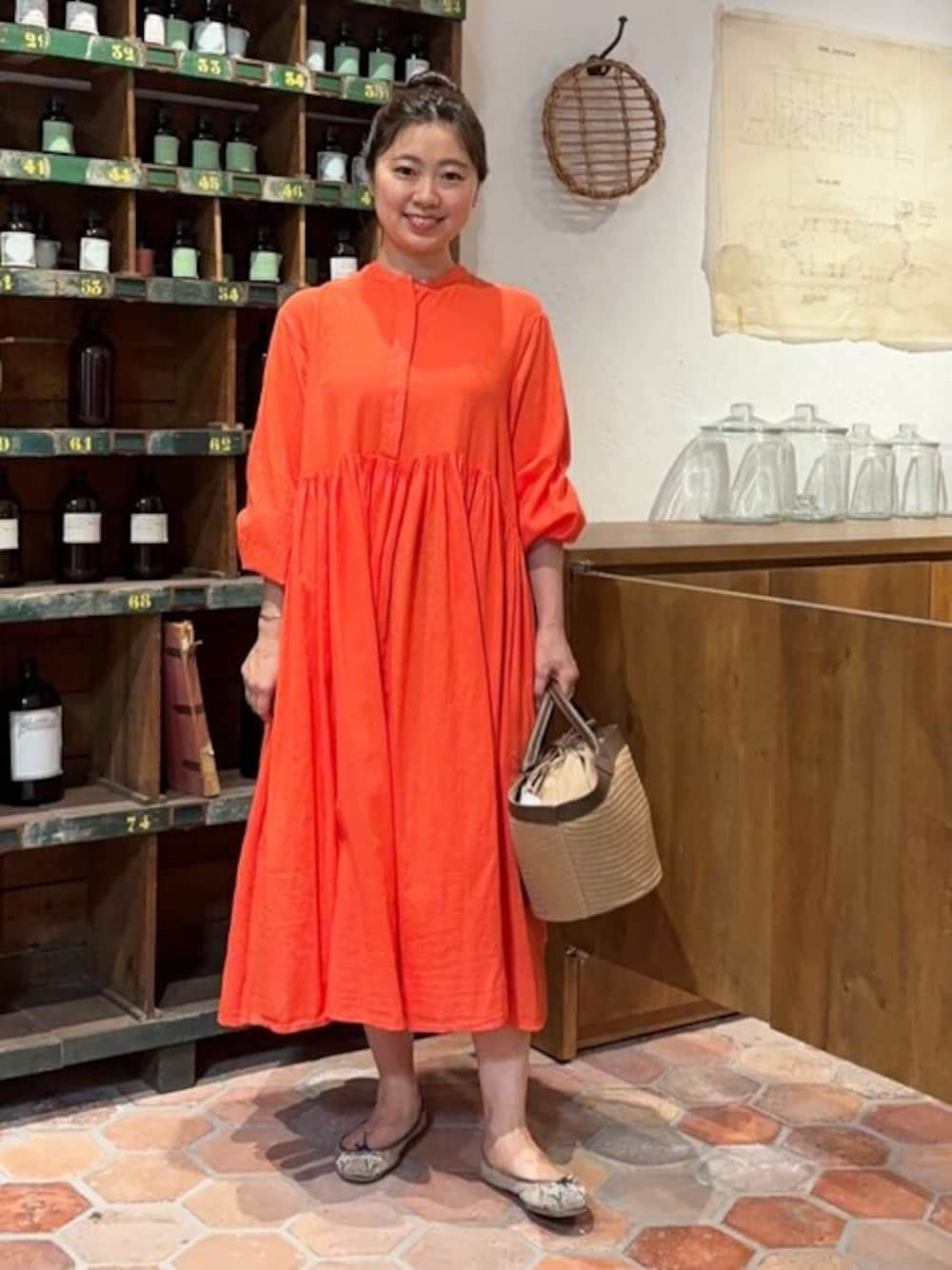 「ゆったり、体型カバー、ビアズリー、BEARDSLEY」｜「BEARDSLEYの《FRIPIER》シフォンデニムギャザーワンピ（ワンピース、レッド系）」を使った、BEARDSLEYさん（レディース・154cm）の春コーディネートの1枚目の写真