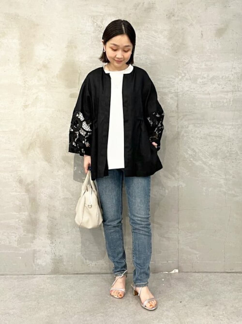 「ゆったり、体型カバー、ビアズリー、BEARDSLEY」｜「BEARDSLEYの袖レースリネン羽織（その他アウター、ブラック系）」を使った、BEARDSLEYさん（レディース・149cm）の春コーディネートの1枚目の写真