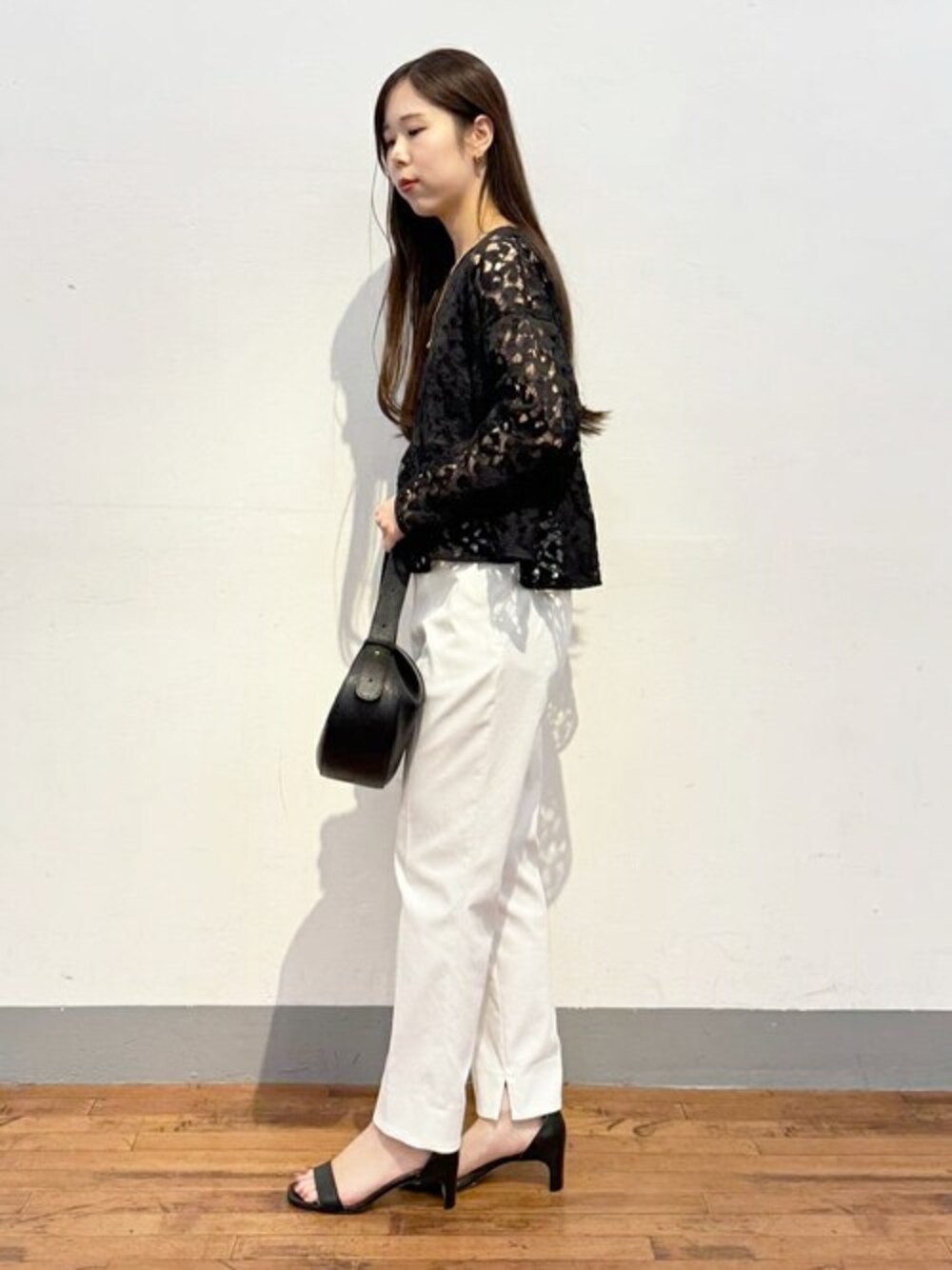 ブラック系のシャツ/ブラウス、ブラック系のタンクトップ、ホワイト系のその他パンツを着用したレディースの春コーディネートの1枚目の写真