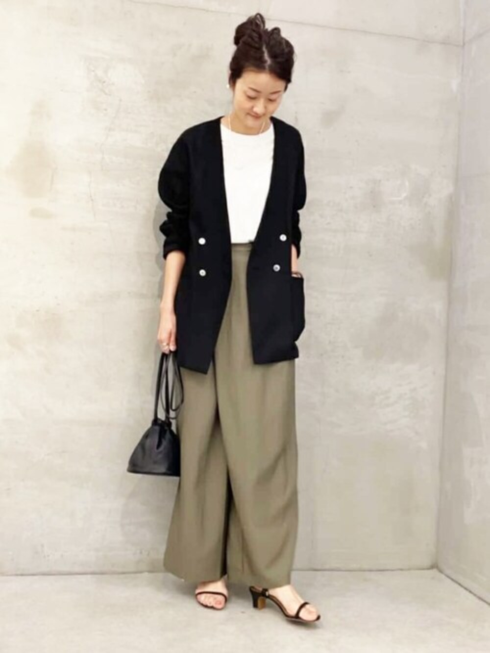 ブラック系のブルゾン、ホワイト系のTシャツ/カットソー、グリーン系のその他パンツを着用したレディースの春コーディネートの1枚目の写真