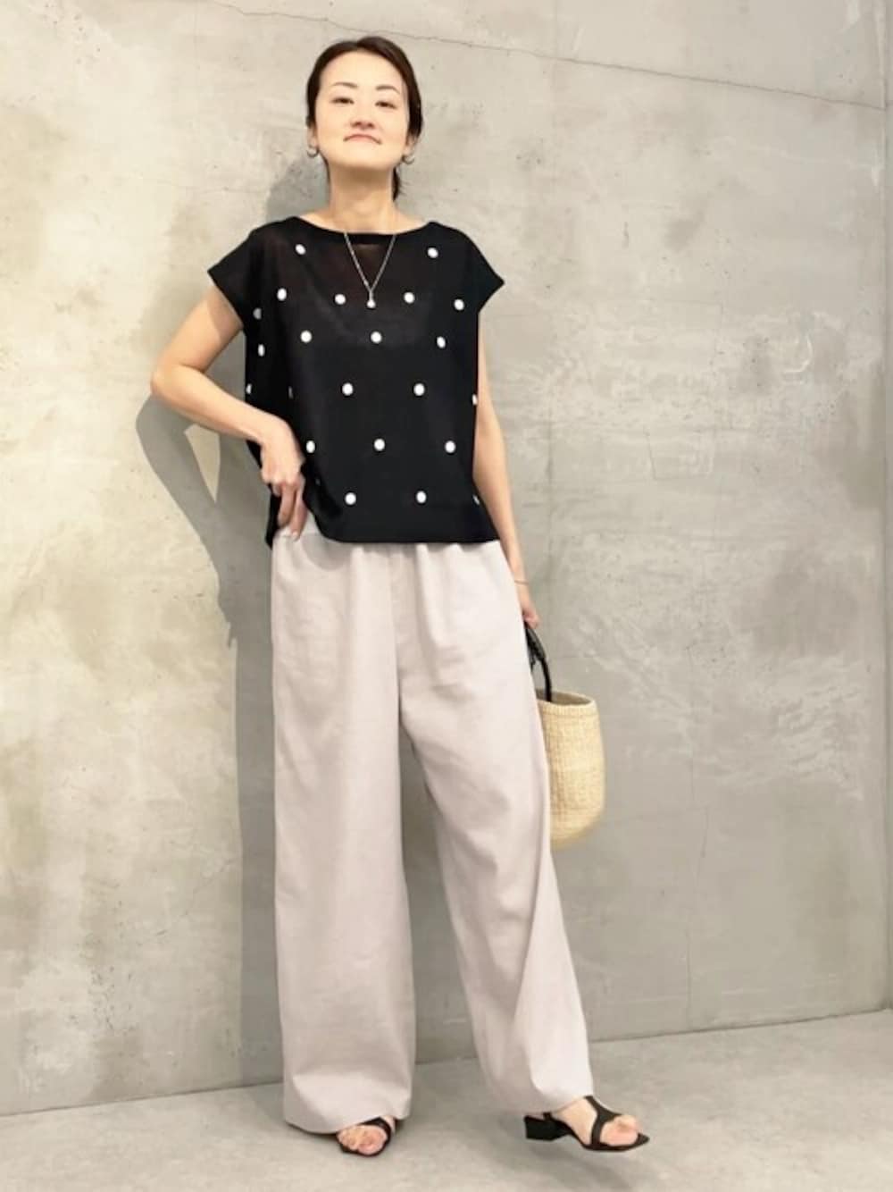 「ゆったり、体型カバー、ビアズリー、BEARDSLEY」｜「BEARDSLEYのドット刺しゅうプルオーバー（ニット/セーター、ブラック系）」を使った、BEARDSLEYさん（レディース・166cm）の春コーディネートの1枚目の写真