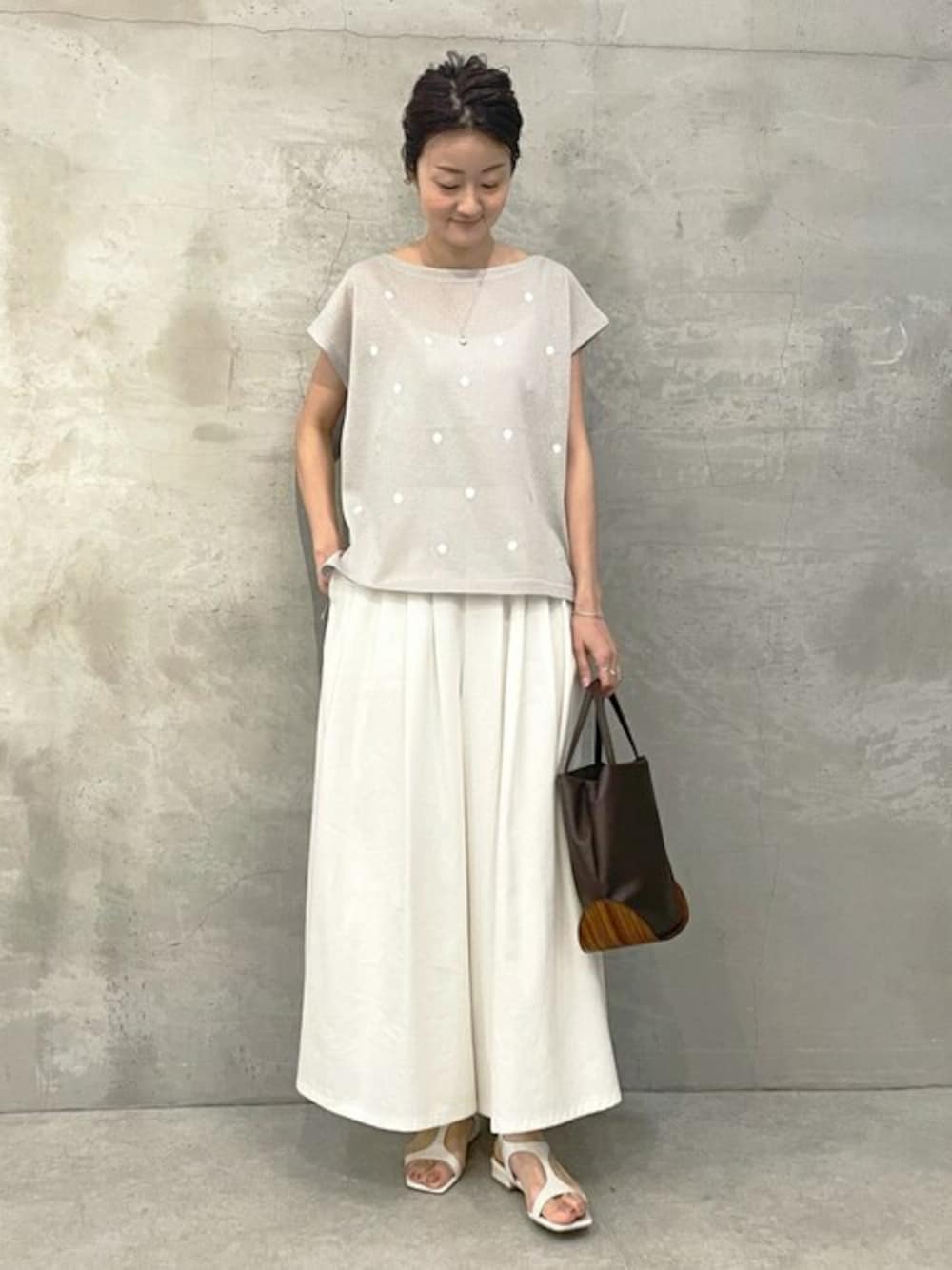 「ゆったり、体型カバー、ビアズリー、BEARDSLEY」｜「BEARDSLEYのドット刺しゅうプルオーバー（ニット/セーター、グレー系）」を使った、BEARDSLEYさん（レディース・166cm）の春コーディネートの1枚目の写真