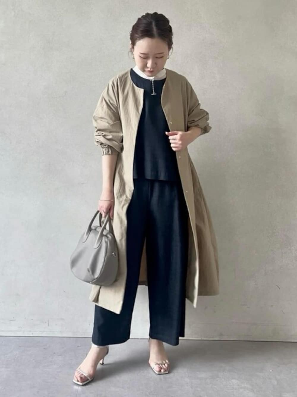 ベージュ系のその他アウター、ホワイト系のシャツ/ブラウス、ブルー系のその他パンツを着用したレディースの春コーディネートの1枚目の写真