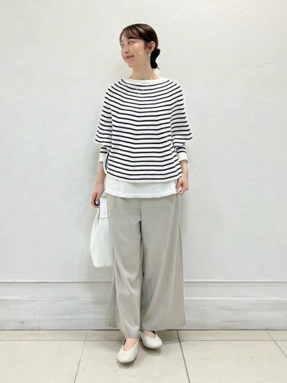 ブルー系のニット/セーター、ホワイト系のタンクトップ、グレー系のその他パンツを着用したレディースの春コーディネートの1枚目の写真