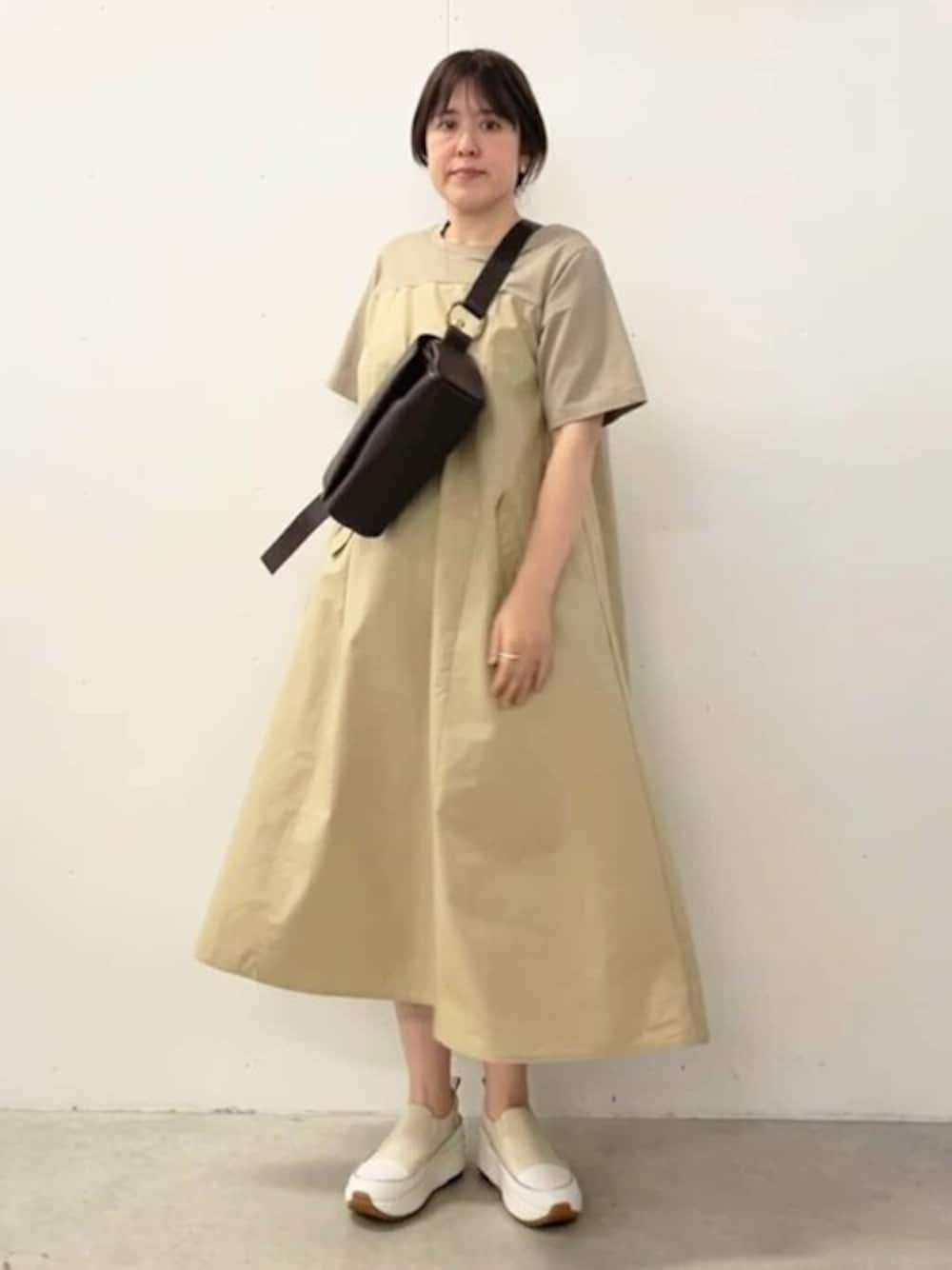 「ゆったり、体型カバー、ビアズリー、BEARDSLEY」｜「BEARDSLEYの《完売サイズ追加検討中》NEWカットコンビフレアワンピース（ワンピース、ベージュ系）」を使った、BEARDSLEYさん（レディース・160cm）の春コーディネートの1枚目の写真