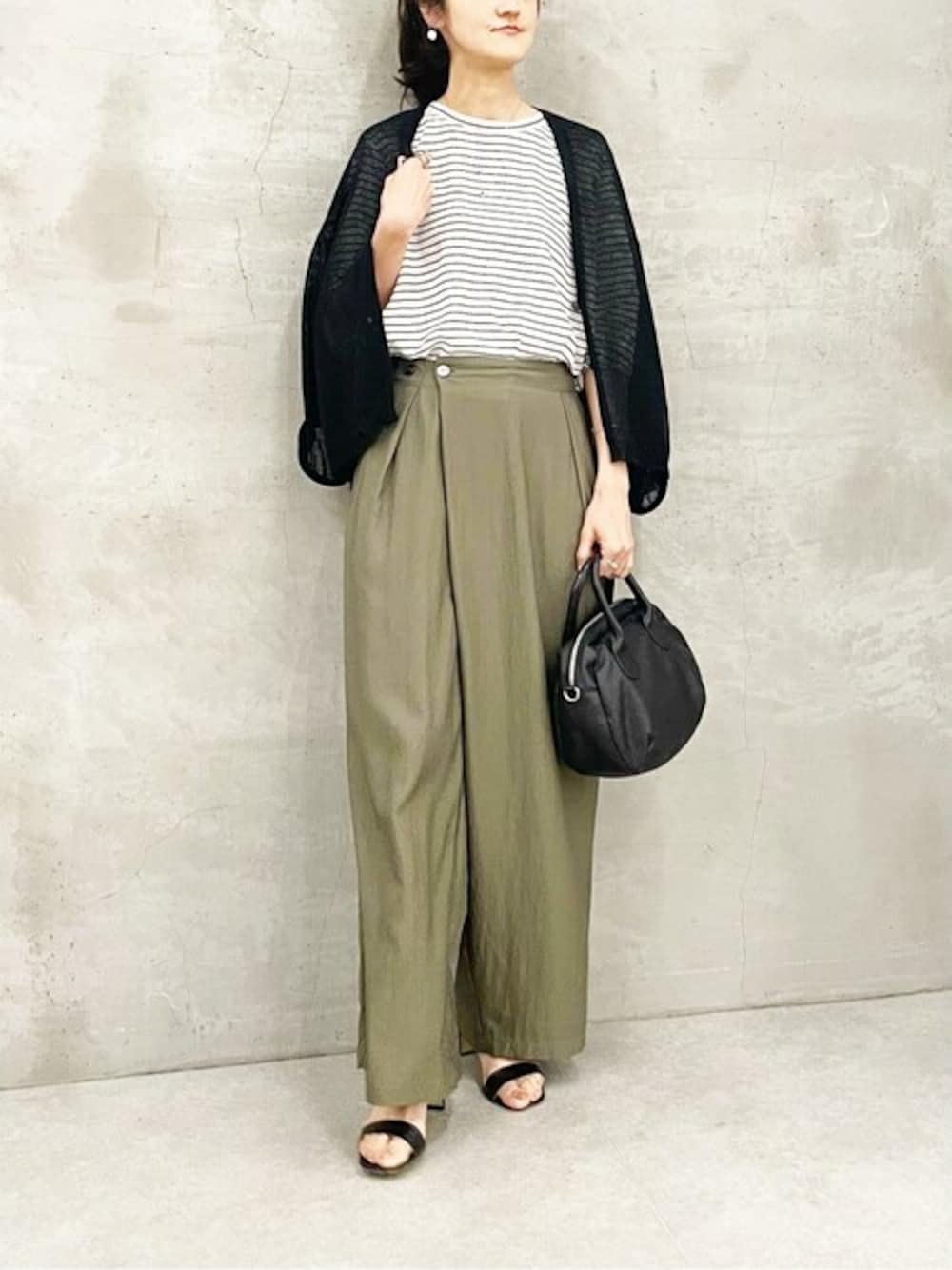 ブラック系のカーディガン/ボレロ、ホワイト系のシャツ/ブラウス、グリーン系のその他パンツを着用したレディースの春コーディネートの1枚目の写真