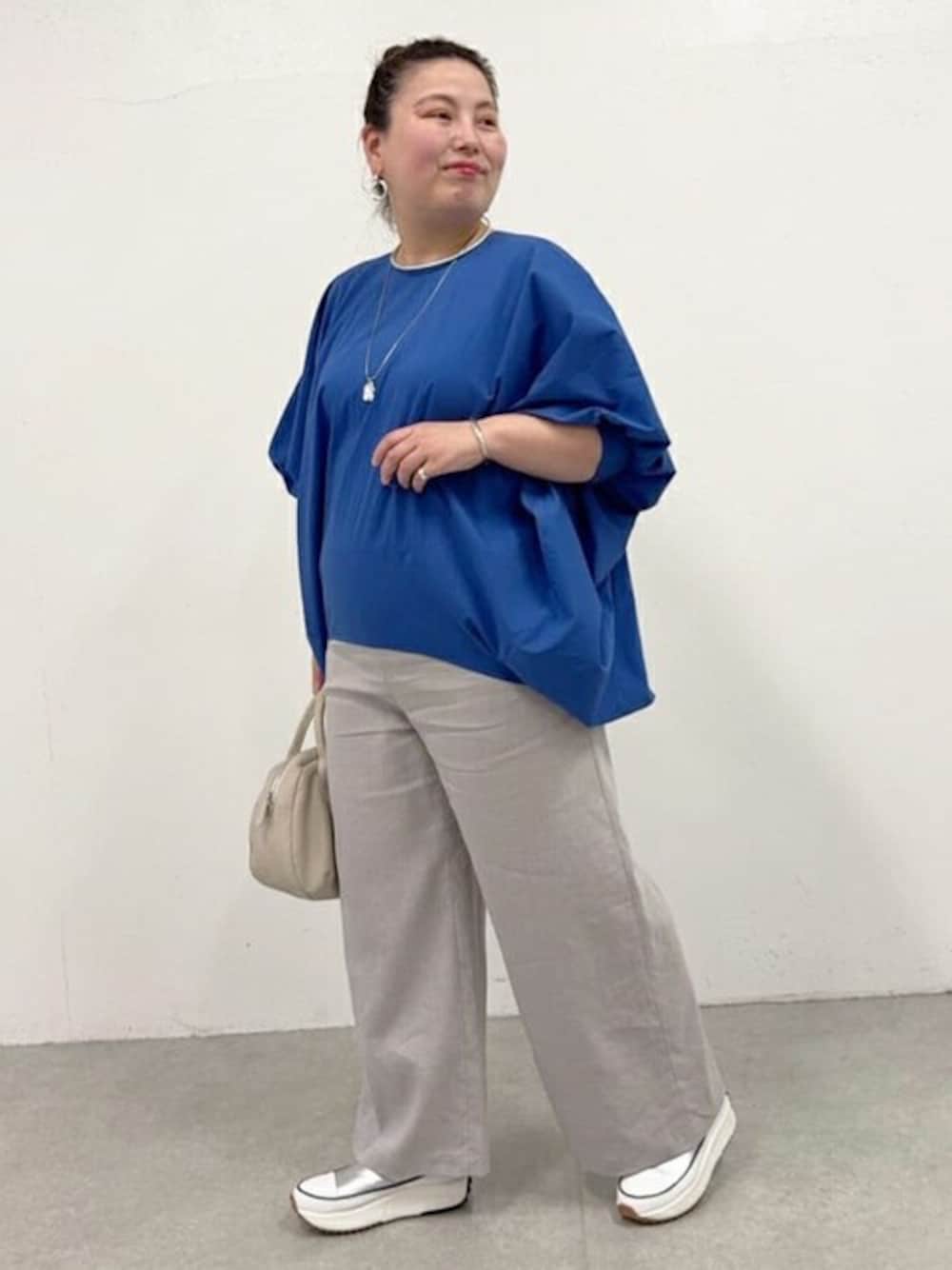 「ゆったり、体型カバー、ビアズリー、BEARDSLEY」｜「BEARDSLEYのウエストリブリネンパンツ（その他パンツ、グレー系）」を使った、BEARDSLEYさん（レディース・158cm）の春コーディネートの1枚目の写真