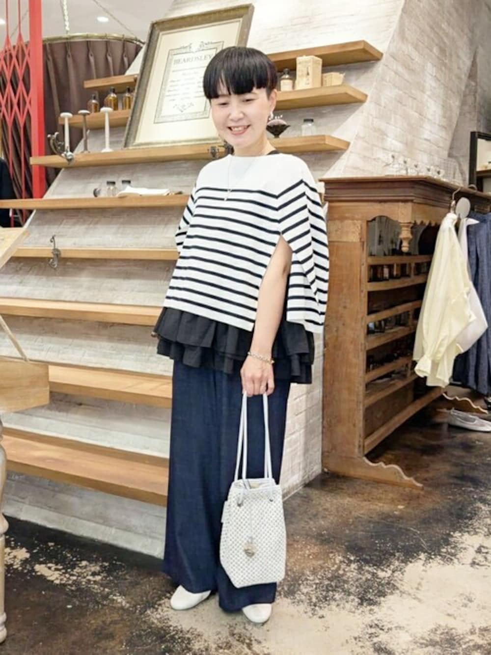 「ゆったり、体型カバー、ビアズリー、BEARDSLEY」｜「BEARDSLEYのボーダーショートポンチョ（ニット/セーター、ブルー系）」を使った、BEARDSLEYさん（レディース・153cm）の春コーディネートの1枚目の写真