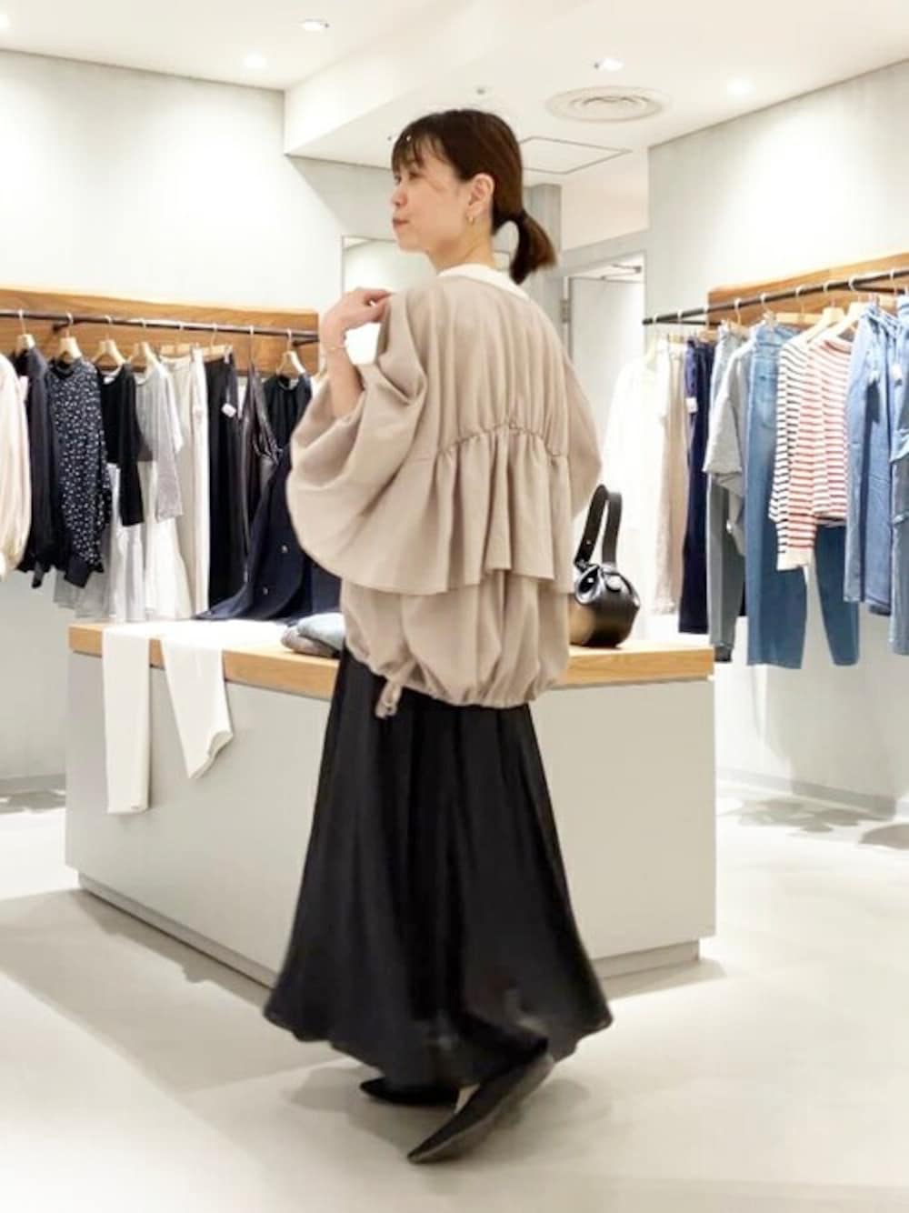 「ゆったり、体型カバー、ビアズリー、BEARDSLEY」｜「BEARDSLEYの後ろフリル羽織（ブルゾン、ベージュ系）」を使った、BEARDSLEYさん（レディース・155cm）の春コーディネートの1枚目の写真