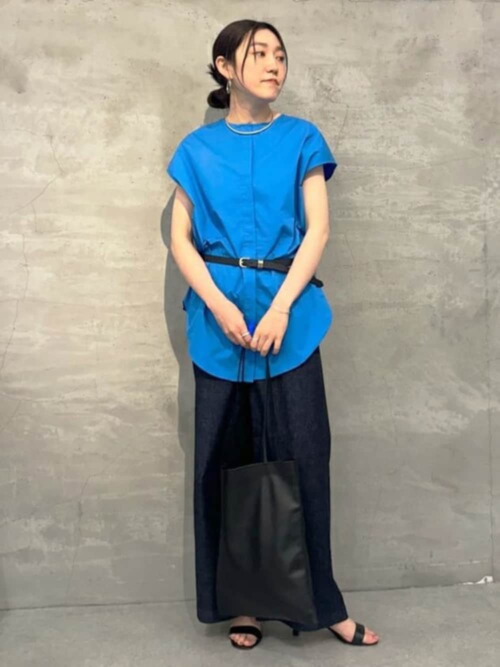 ブルー系のシャツ/ブラウス、ブルー系のその他パンツ、シルバー系のピアス(両耳用)を着用したレディースの春コーディネートの1枚目の写真