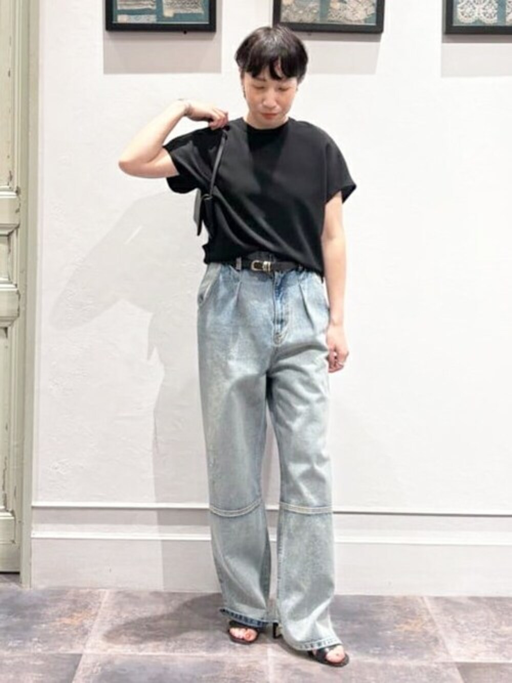 ブラック系のシャツ/ブラウス、ブルー系のデニムパンツ、ホワイト系のネックレスを着用したレディースの春コーディネートの1枚目の写真