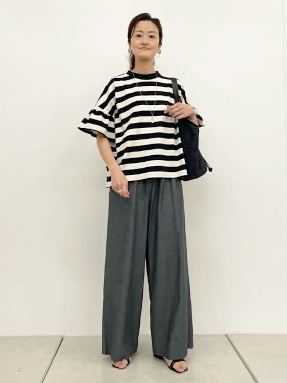 「ゆったり、体型カバー、ビアズリー、BEARDSLEY」｜「BEARDSLEYのギャザースリーブTee（Tシャツ/カットソー、ブラック系）」を使った、BEARDSLEYさん（レディース・166cm）の春コーディネートの1枚目の写真