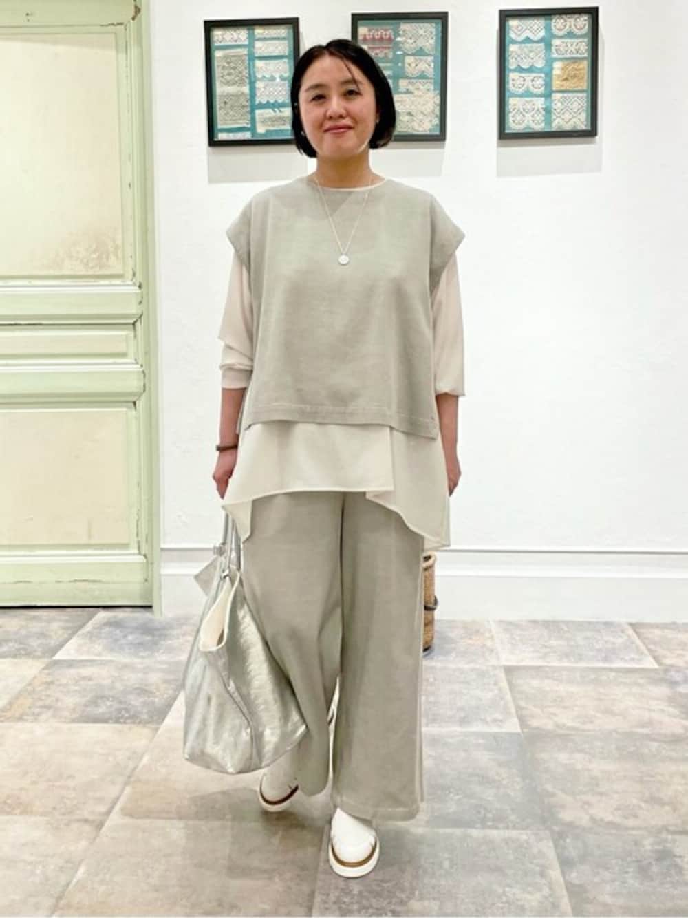 「ゆったり、体型カバー、ビアズリー、BEARDSLEY」｜「BEARDSLEYの後ろドレープTブラウス（Tシャツ/カットソー、ホワイト系）」を使った、BEARDSLEYさん（レディース・157cm）の春コーディネートの1枚目の写真
