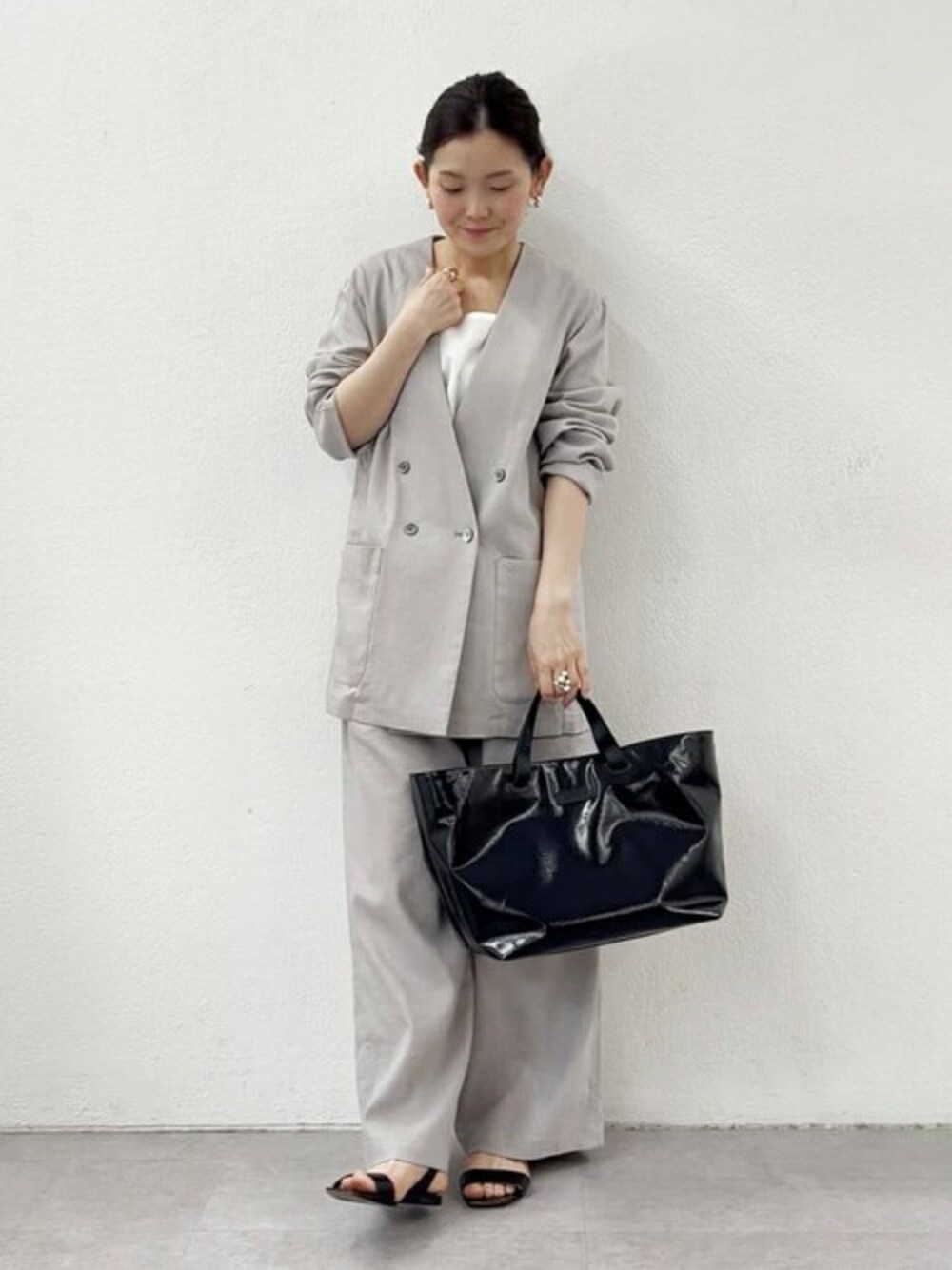 「ゆったり、体型カバー、ビアズリー、BEARDSLEY」｜「BEARDSLEYの《DAZAIコラボ》2WAYトートBAG（トートバッグ、ブラック系）」を使った、BEARDSLEYさん（レディース・156cm）の春コーディネートの1枚目の写真