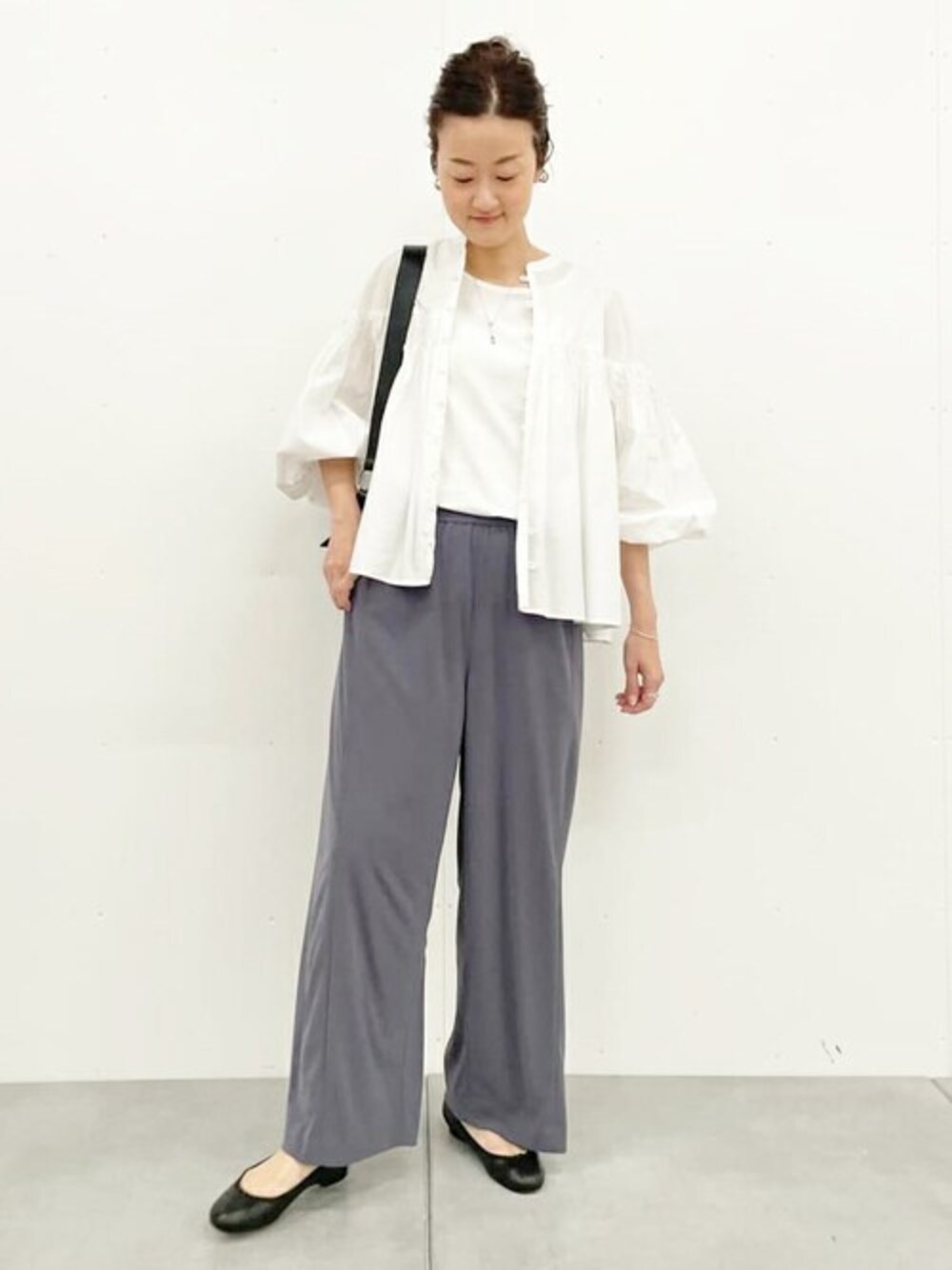 ホワイト系のシャツ/ブラウス、ホワイト系のタンクトップ、グレー系のその他パンツを着用したレディースの春コーディネートの1枚目の写真