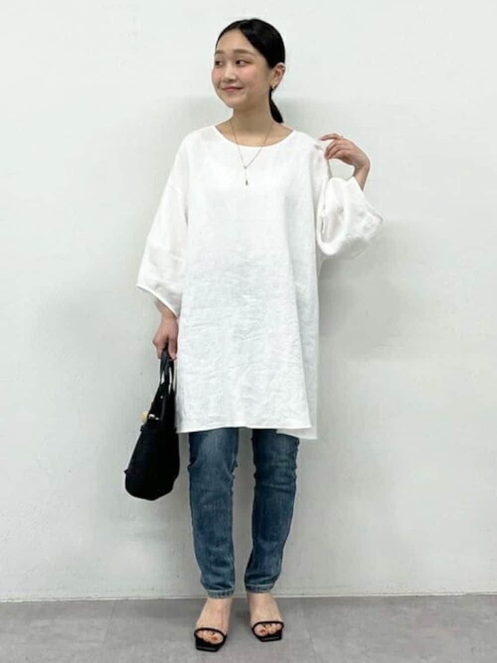 ホワイト系のシャツ/ブラウスを着用したレディースの春コーディネートの1枚目の写真