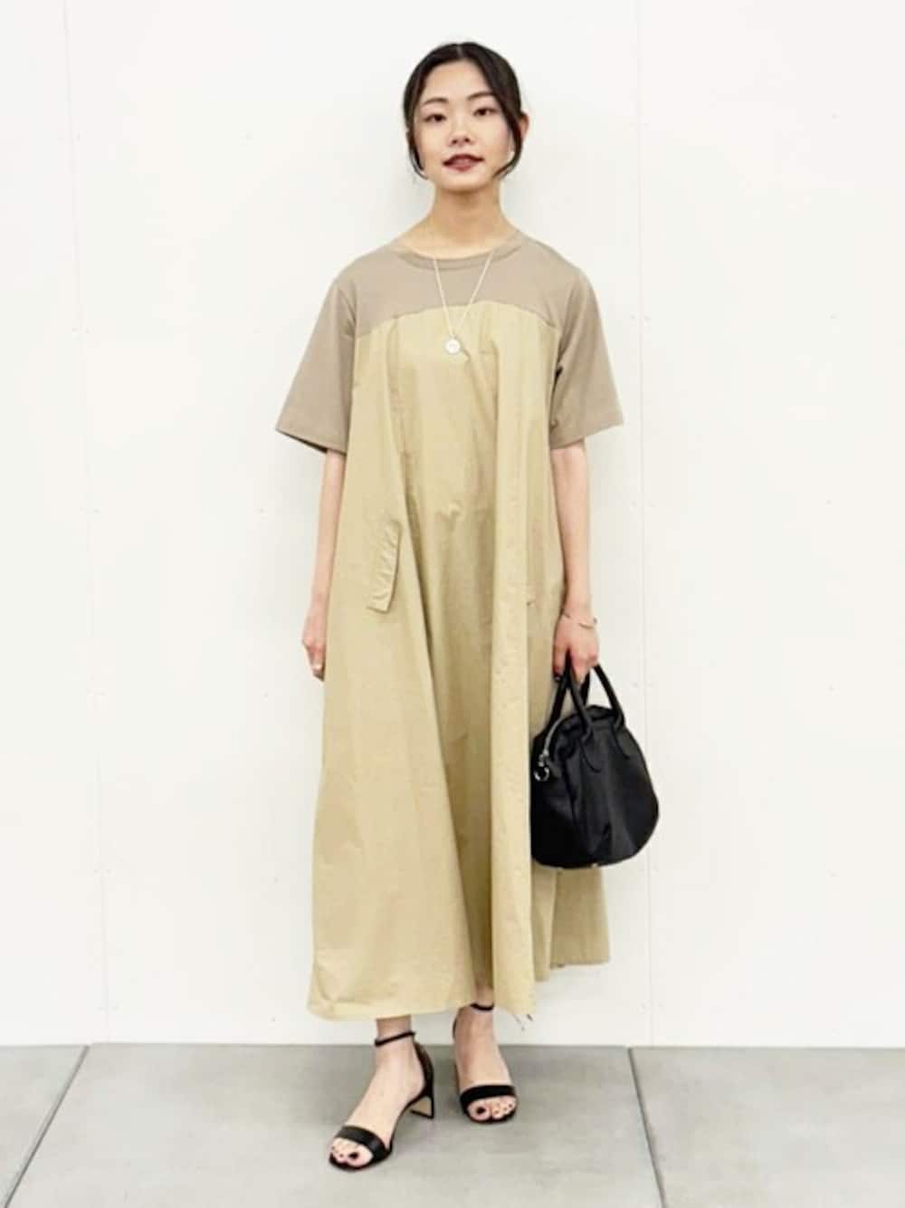 「ゆったり、ビアズリー、BEARDSLEY」｜「BEARDSLEYのカットコンビフレアワンピース（ワンピース、ベージュ系）」を使った、BEARDSLEYさん（レディース・154cm）の春コーディネートの1枚目の写真